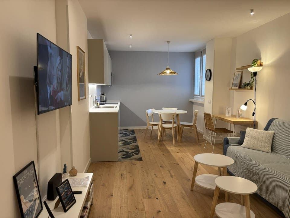 TV and multimedia, Living room, Seating area, Dining area