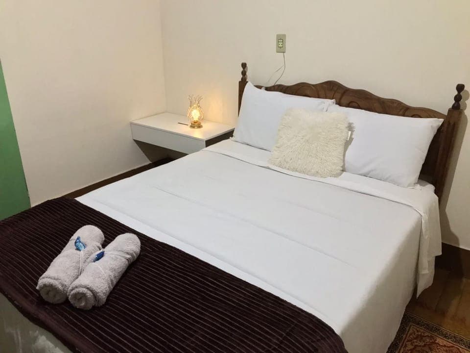 Bed, towels