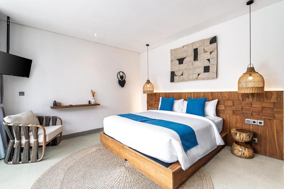 Bed, TV and multimedia, Bedroom