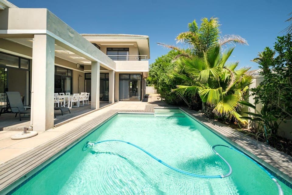 Property building, Patio, Day, Garden, Garden view, Pool view, Swimming pool, Swimming pool, sunbed