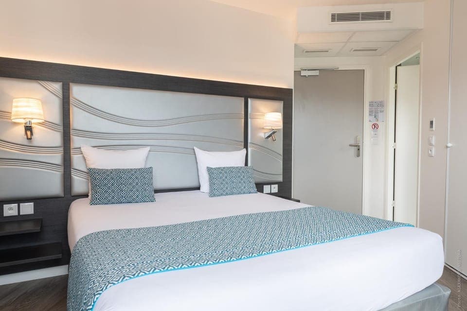 Bed, Photo of the whole room, Bedroom, air conditioner