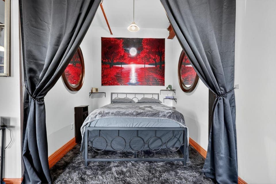 Beautiful 'Rose Themed' Loft Near Downtown Detroit apts Apartment in Windsor