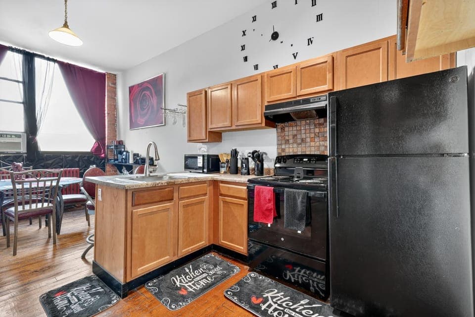 Beautiful 'Rose Themed' Loft Near Downtown Detroit apts Apartment in Windsor