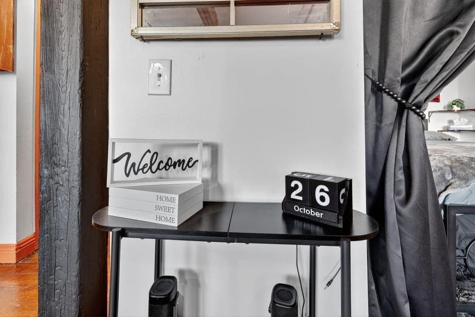 Beautiful 'Rose Themed' Loft Near Downtown Detroit apts Apartment in Windsor