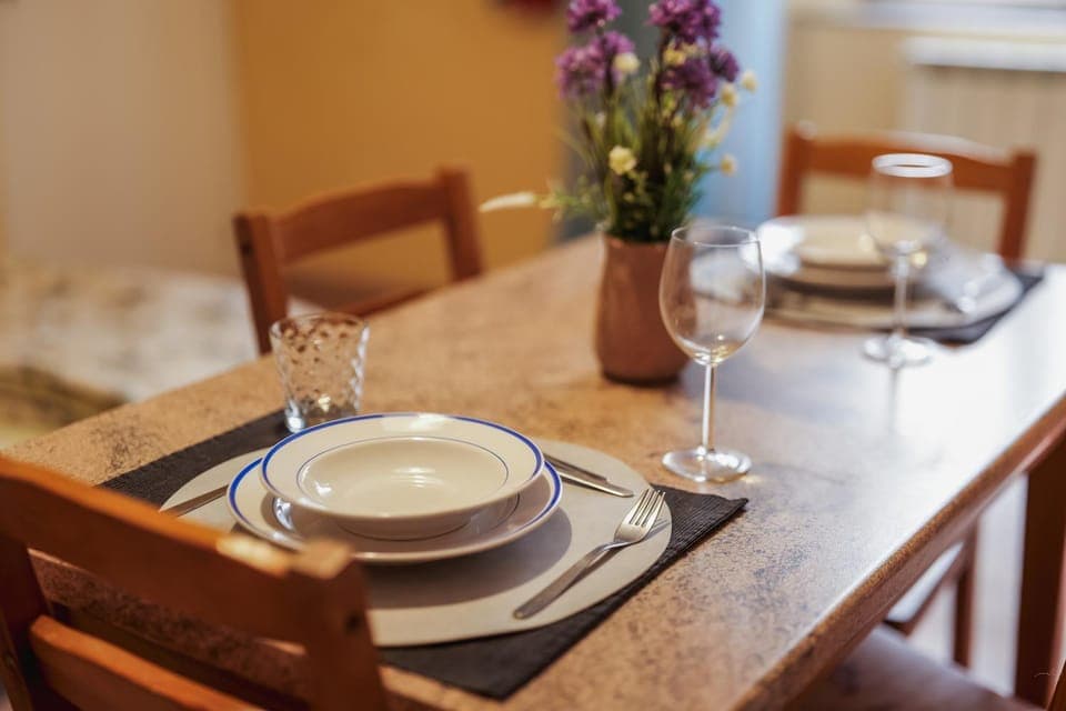 Living room, Food and drinks, Seating area, Dining area, Food