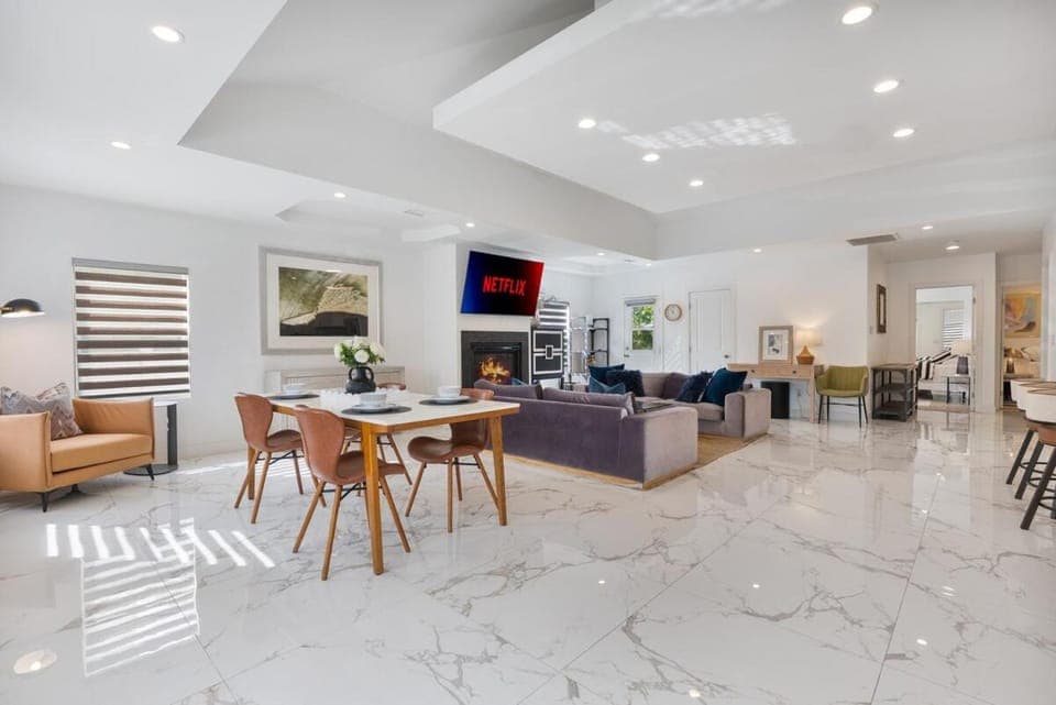 Communal lounge/ TV room, TV and multimedia, Living room, Seating area, Dining area, Evening entertainment