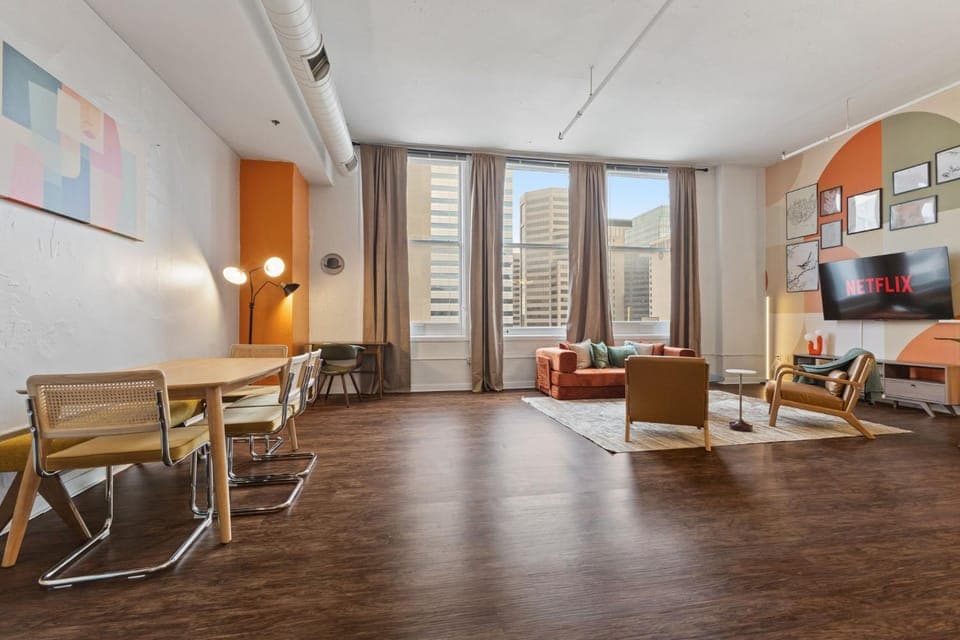 City View Stay - Convention Center - Downtown - Stadium - Sleeps 8 - Skywalk Access Apartment in Indianapolis