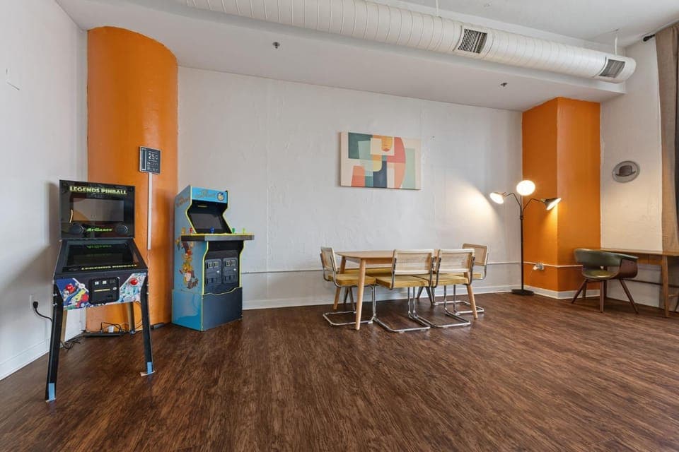City View Stay - Convention Center - Downtown - Stadium - Sleeps 8 - Skywalk Access Apartment in Indianapolis