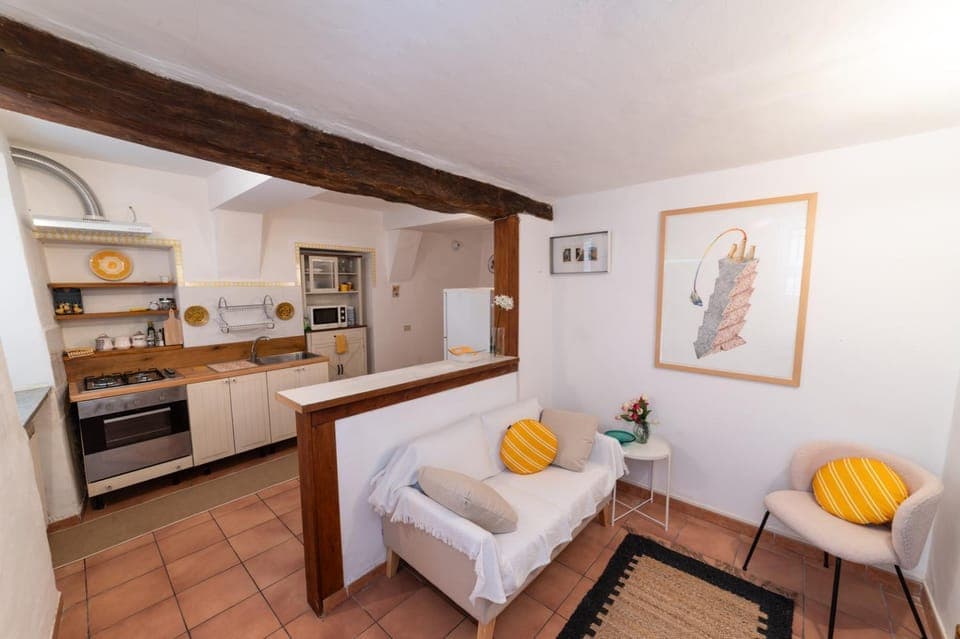 Kitchen or kitchenette, Living room, Seating area, Dining area