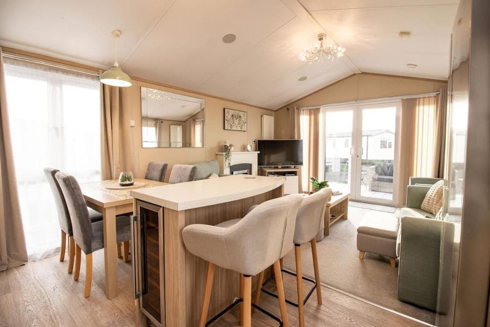 Kitchen or kitchenette, Living room, Seating area, Dining area