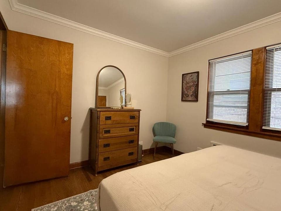 Cozy and Spacious 2br near Chicago fast wifi fully equipped sleeps 6 Apartment in Berwyn