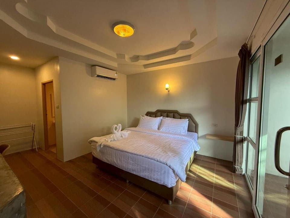 Bed, Photo of the whole room, Bedroom, air conditioner