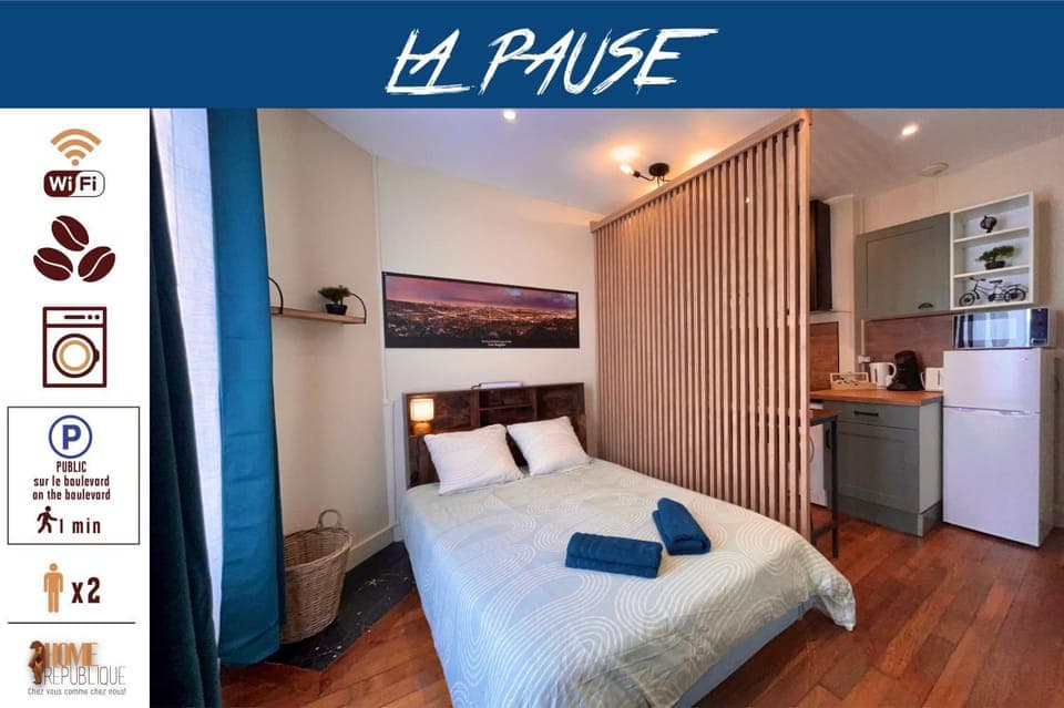 Bed, Property logo or sign, Kitchen or kitchenette, Photo of the whole room, Bedroom, towels