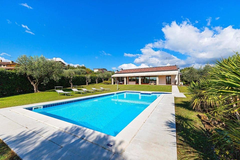 Property building, Day, Garden, Swimming pool, sunbed