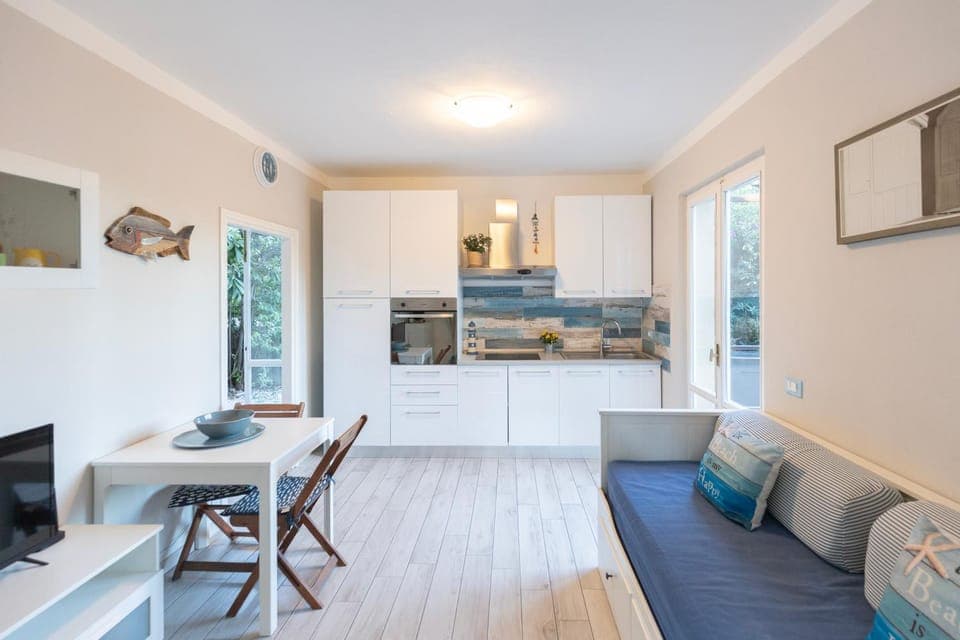 TV and multimedia, Kitchen or kitchenette, Living room, Seating area, Dining area