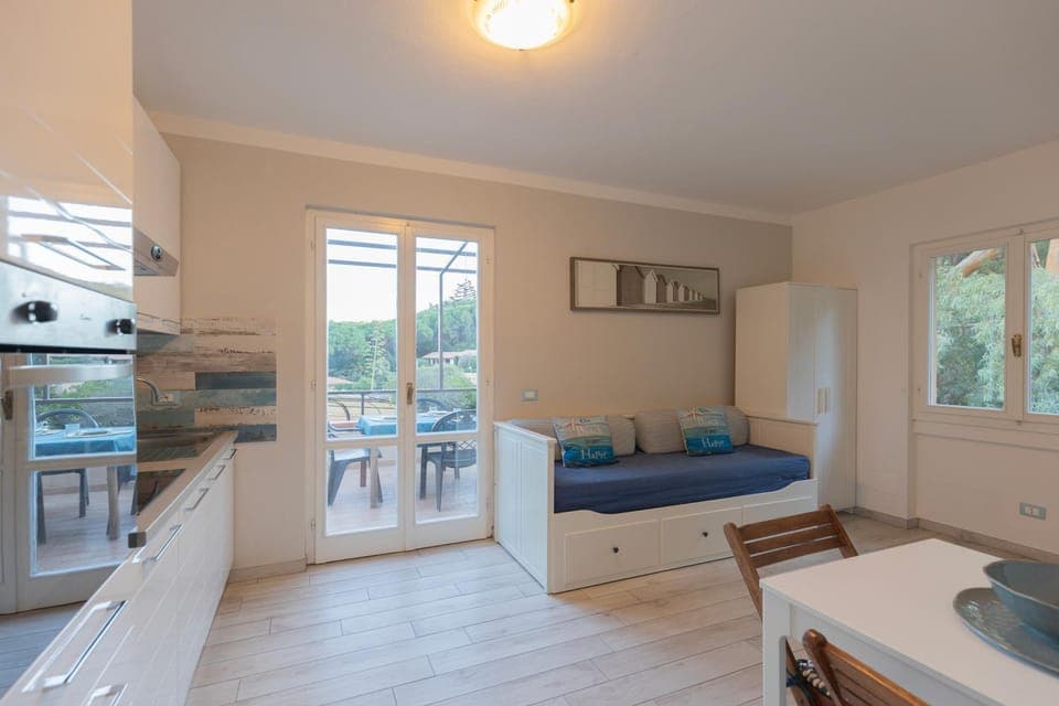 Kitchen or kitchenette, Seating area, Dining area, dishwasher, oven, pet friendly, stove