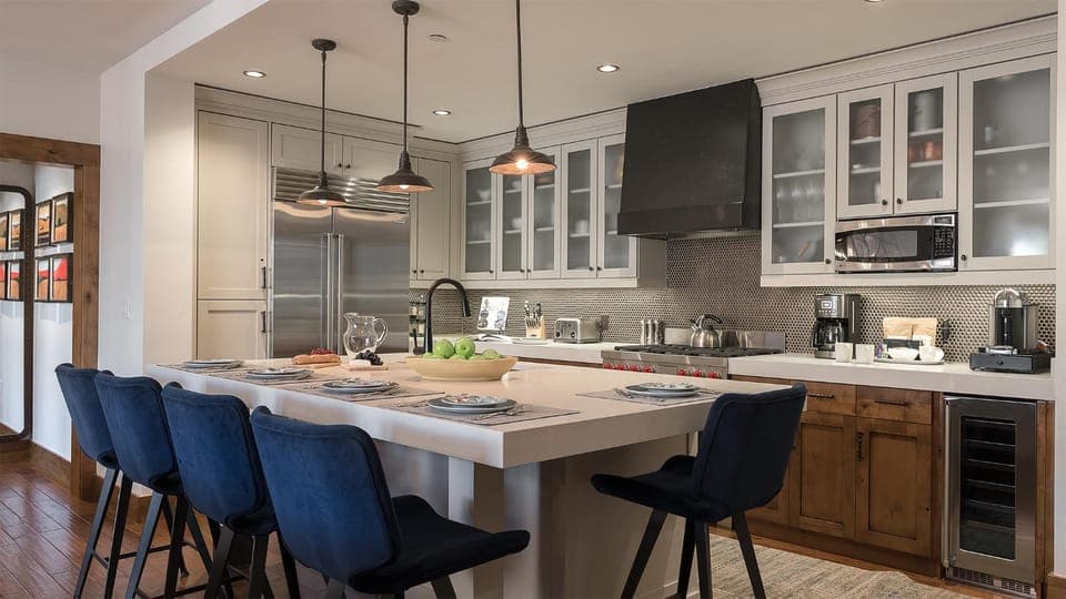 Coffee/tea facilities, dishwasher, furniture, storage, toaster