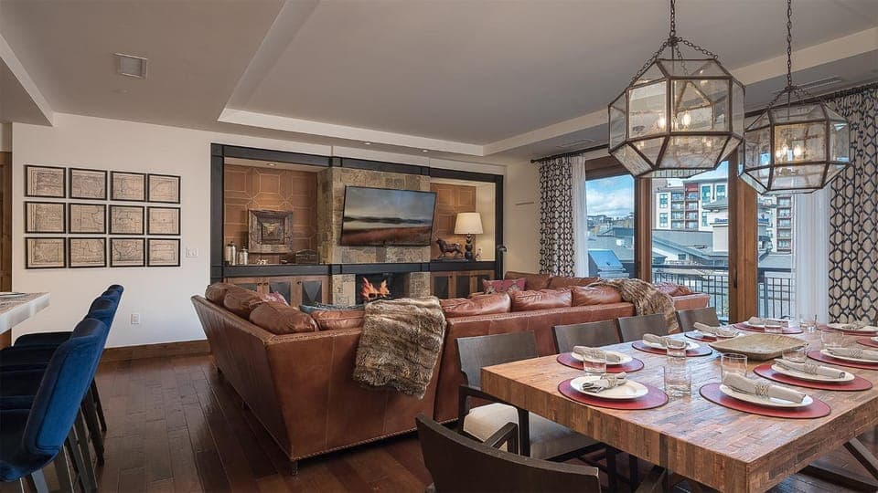 TV and multimedia, View (from property/room), Seating area, Dining area, fireplace