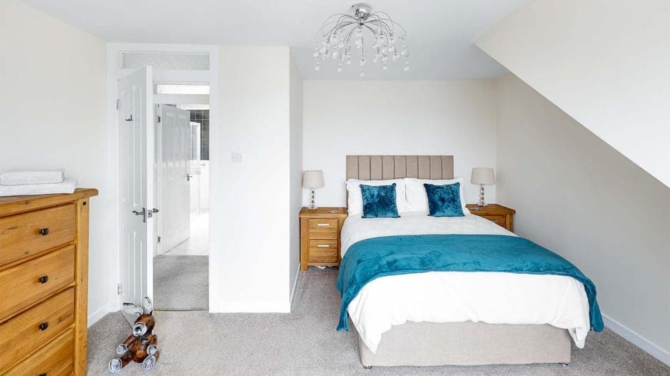 Bed, Photo of the whole room, Bedroom, wardrobe