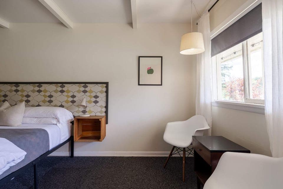 The Billy Motel King Room with Retro Charm Inn in Davis