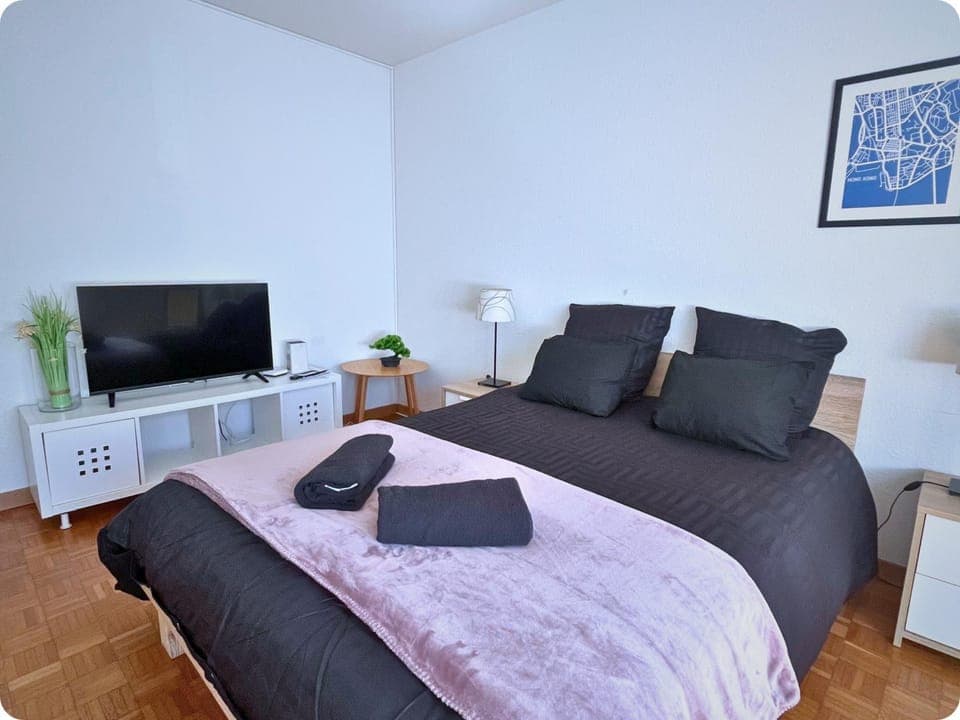 Communal lounge/ TV room, Bed, TV and multimedia, Photo of the whole room, Seating area, Bedroom