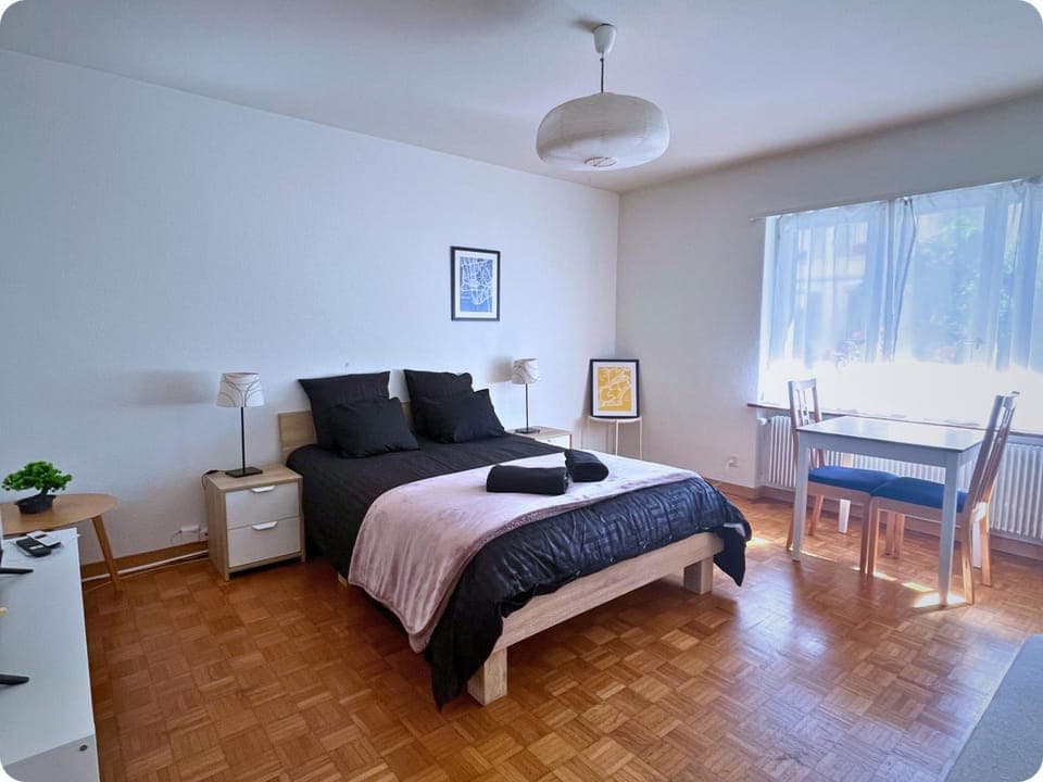 Bed, Living room, Photo of the whole room, Seating area, Dining area, Bedroom