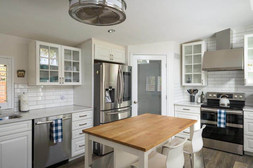 Kitchen or kitchenette, dishwasher, oven, pet friendly, stove