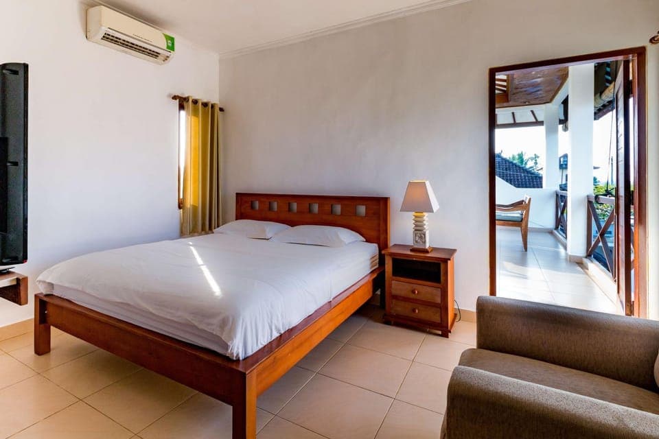 Living room, Photo of the whole room, Seating area, Bedroom, air conditioner