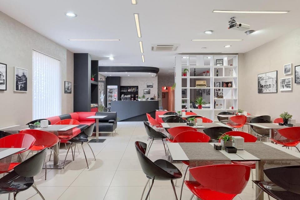 Restaurant/places to eat, Lounge or bar