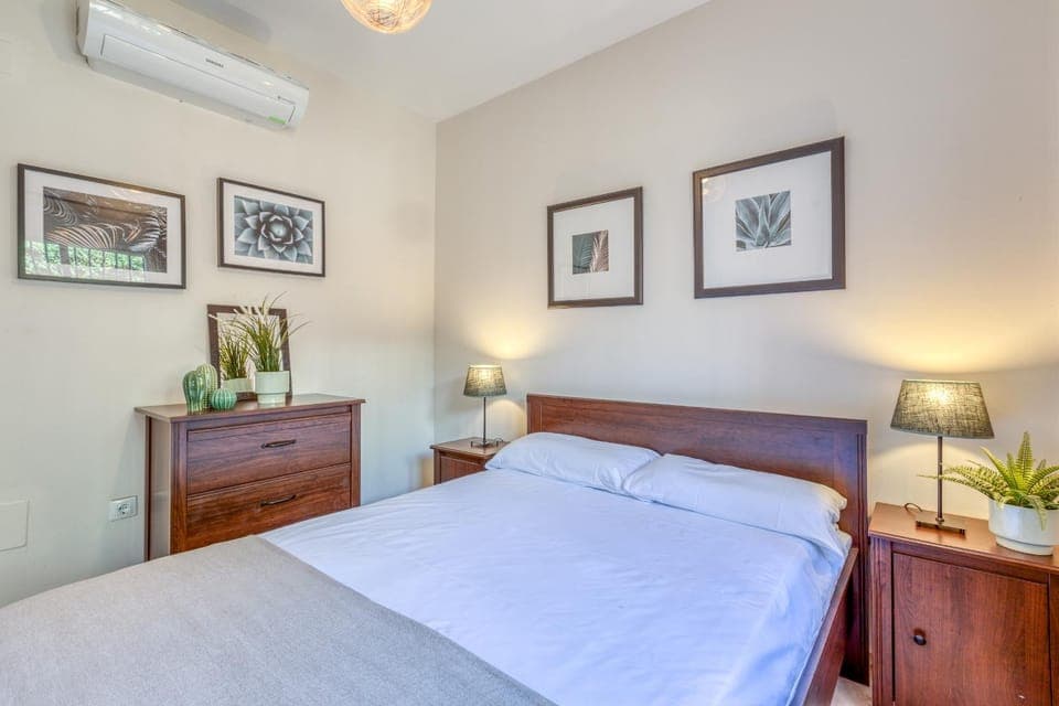 Bed, Photo of the whole room, Bedroom, air conditioner