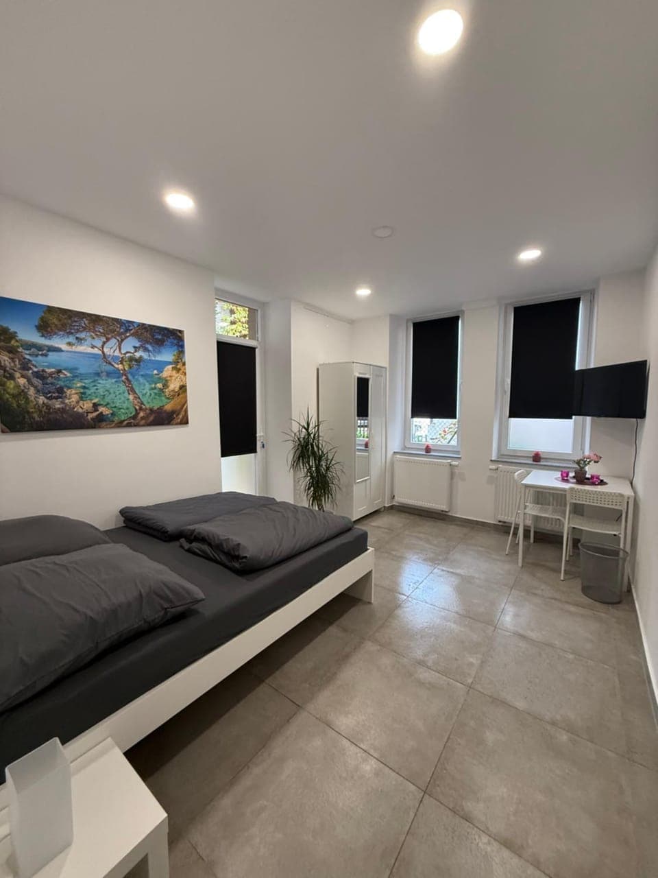 Bed, Photo of the whole room, Dining area