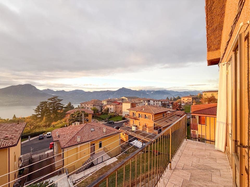Neighbourhood, Natural landscape, Balcony/Terrace, Dining area, Lake view, Mountain view, internet