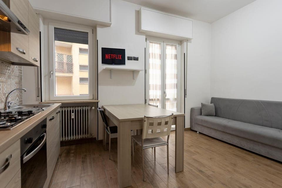 TV and multimedia, Kitchen or kitchenette, Living room, Seating area, Dining area, stove