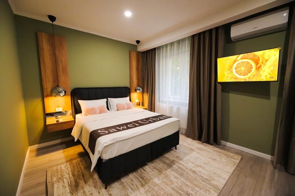 Bed, TV and multimedia, Photo of the whole room, Bedroom