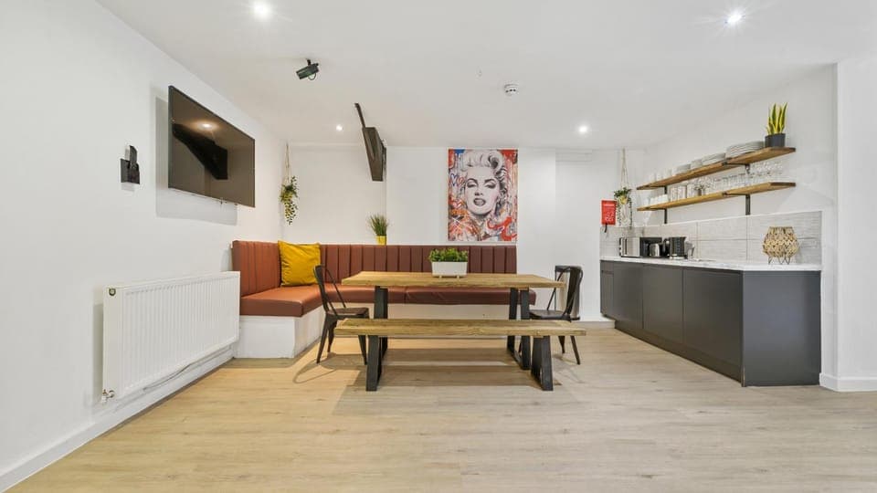 Kitchen or kitchenette, Living room, Dining area