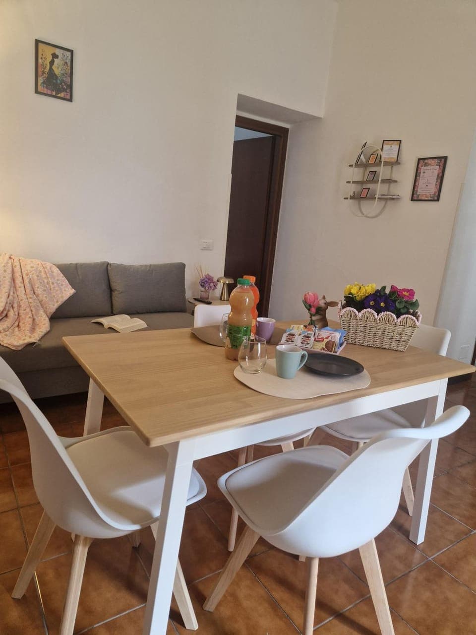 Living room, Food and drinks, Seating area, Dining area, Food