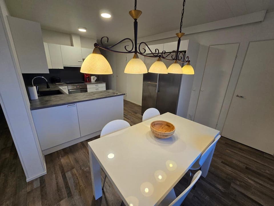 Kitchen or kitchenette, Dining area