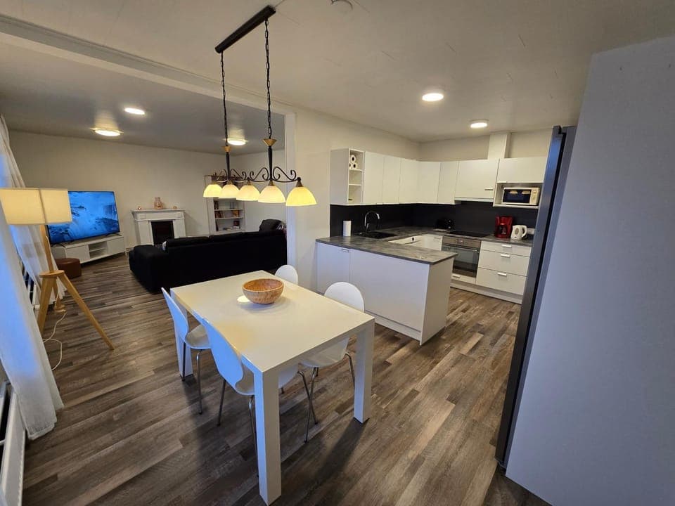 Kitchen or kitchenette, Living room, Seating area, Dining area