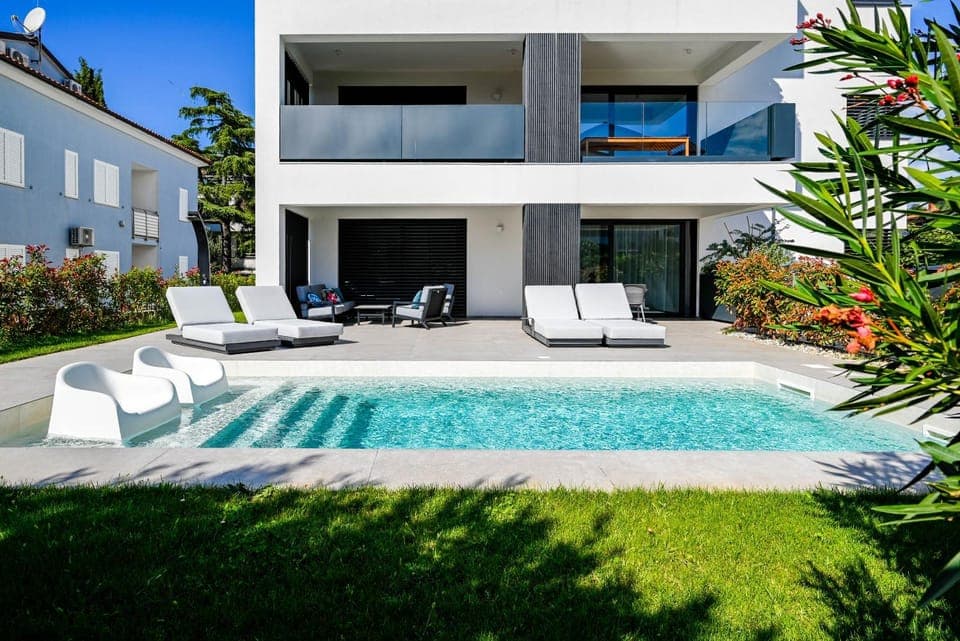 Property building, Garden, Garden view, Swimming pool