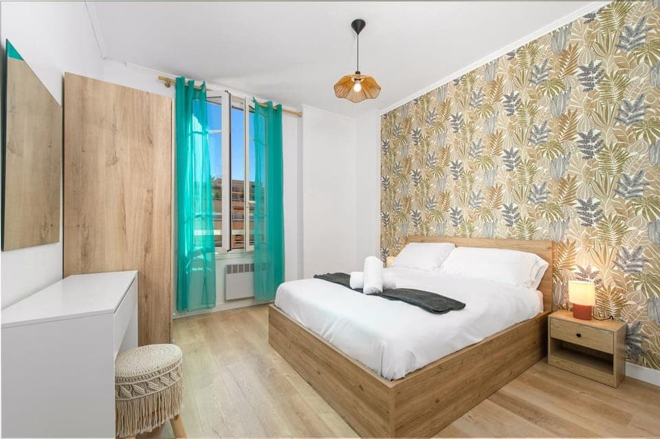 Bed, Bedroom, towels, wardrobe