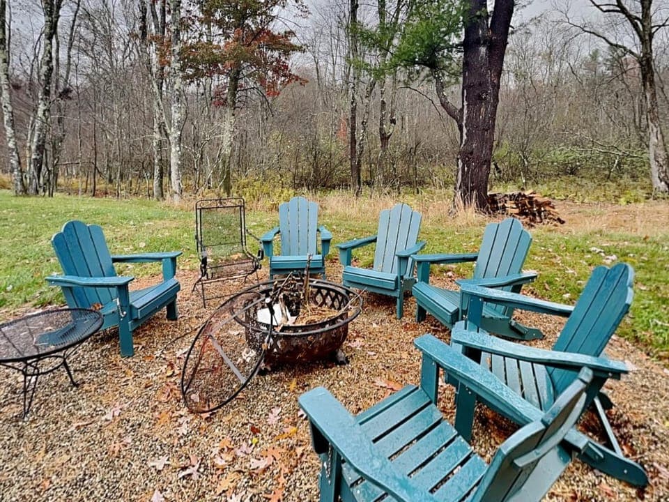 Buzzy Bee Lodge House in McHenry