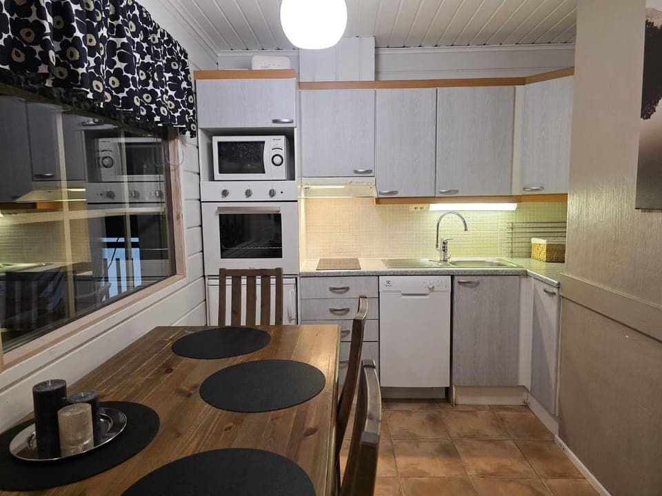 Kitchen or kitchenette, Dining area