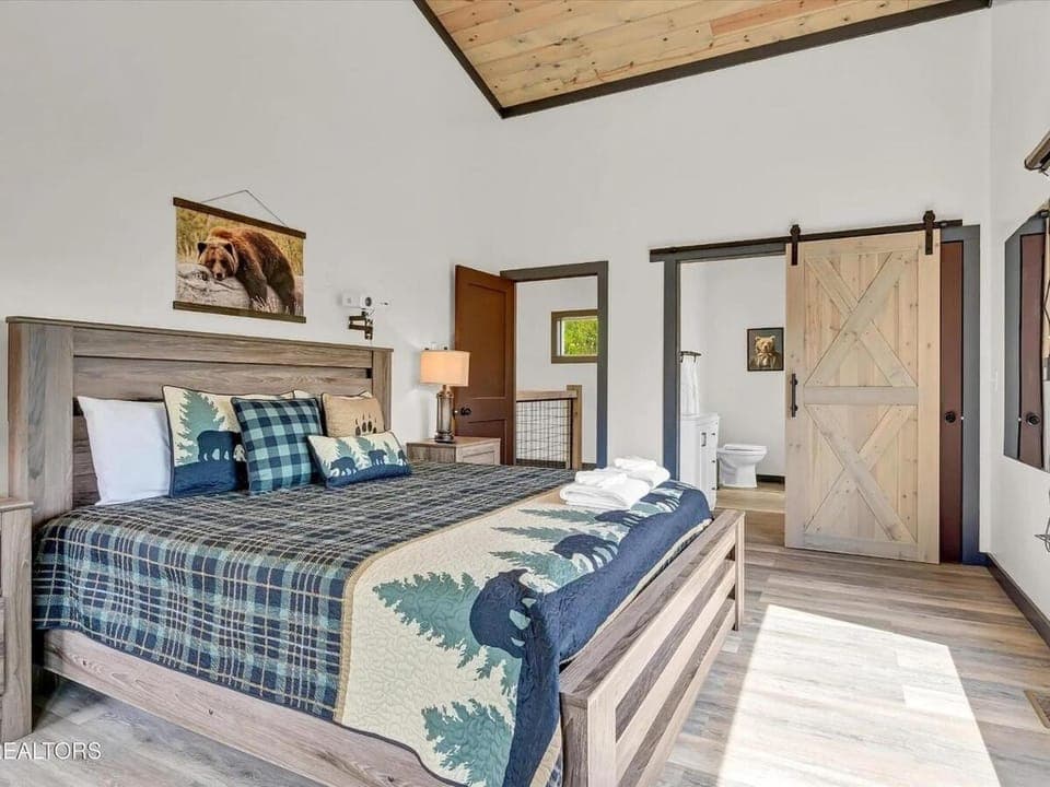 Modern Cozy Cabin w Game and Deck Escape Cabin in Pittman Center