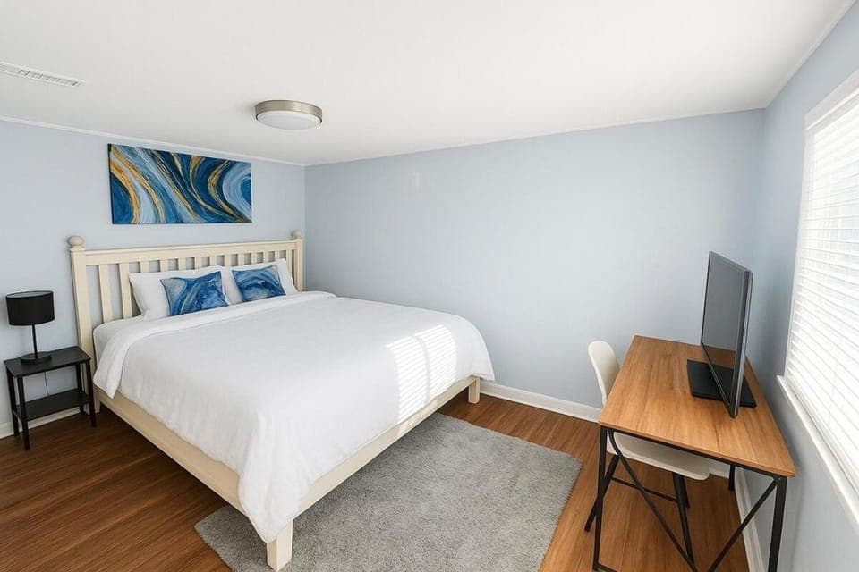 The Sunset Getaway, Modern 3BR w Deck Minutes from I-65, Fenced Yard House in Merrillville