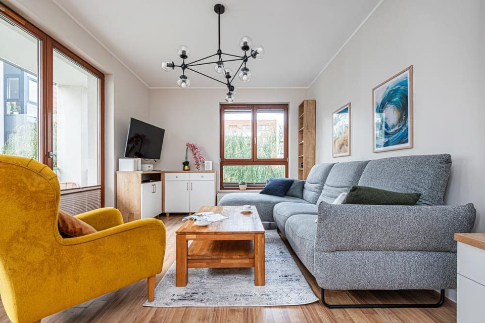 TV and multimedia, Living room, Seating area, Evening entertainment