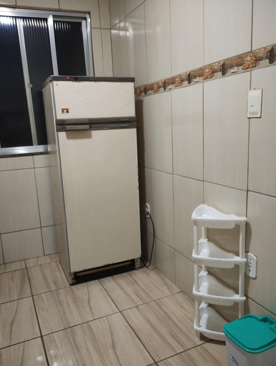 Kitchen or kitchenette, oven