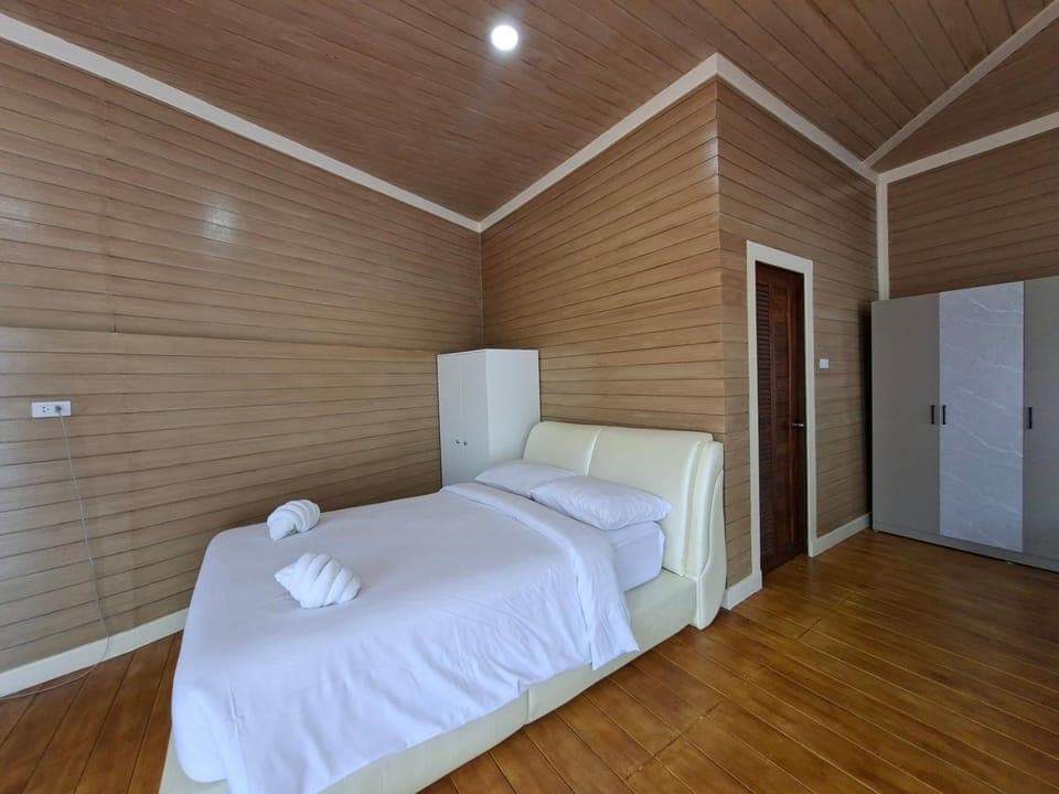 Bed, Photo of the whole room, Bedroom, towels, wardrobe