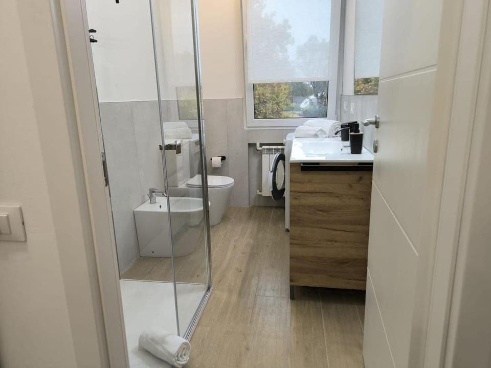 Shower, Toilet, Bathroom, towels