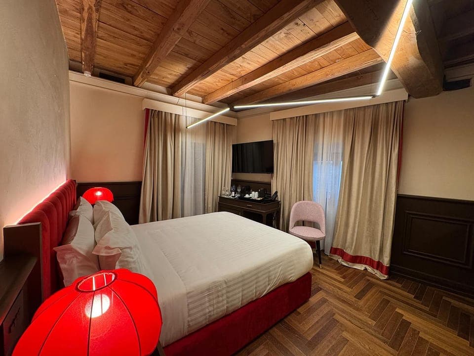 Bed, TV and multimedia, Bedroom