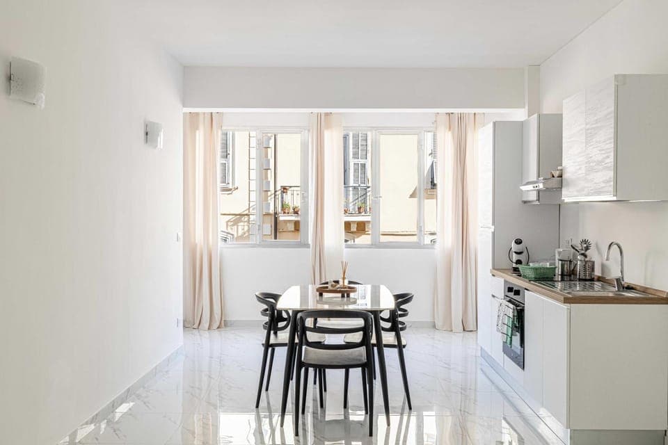 Kitchen or kitchenette, Dining area, stove